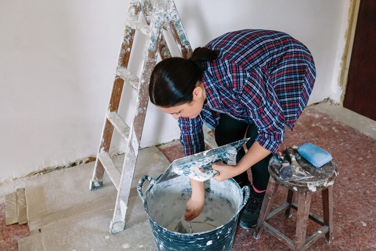 imgi 11 mujer albanil trabajando recogiendo yeso espatula 1048944 25587696